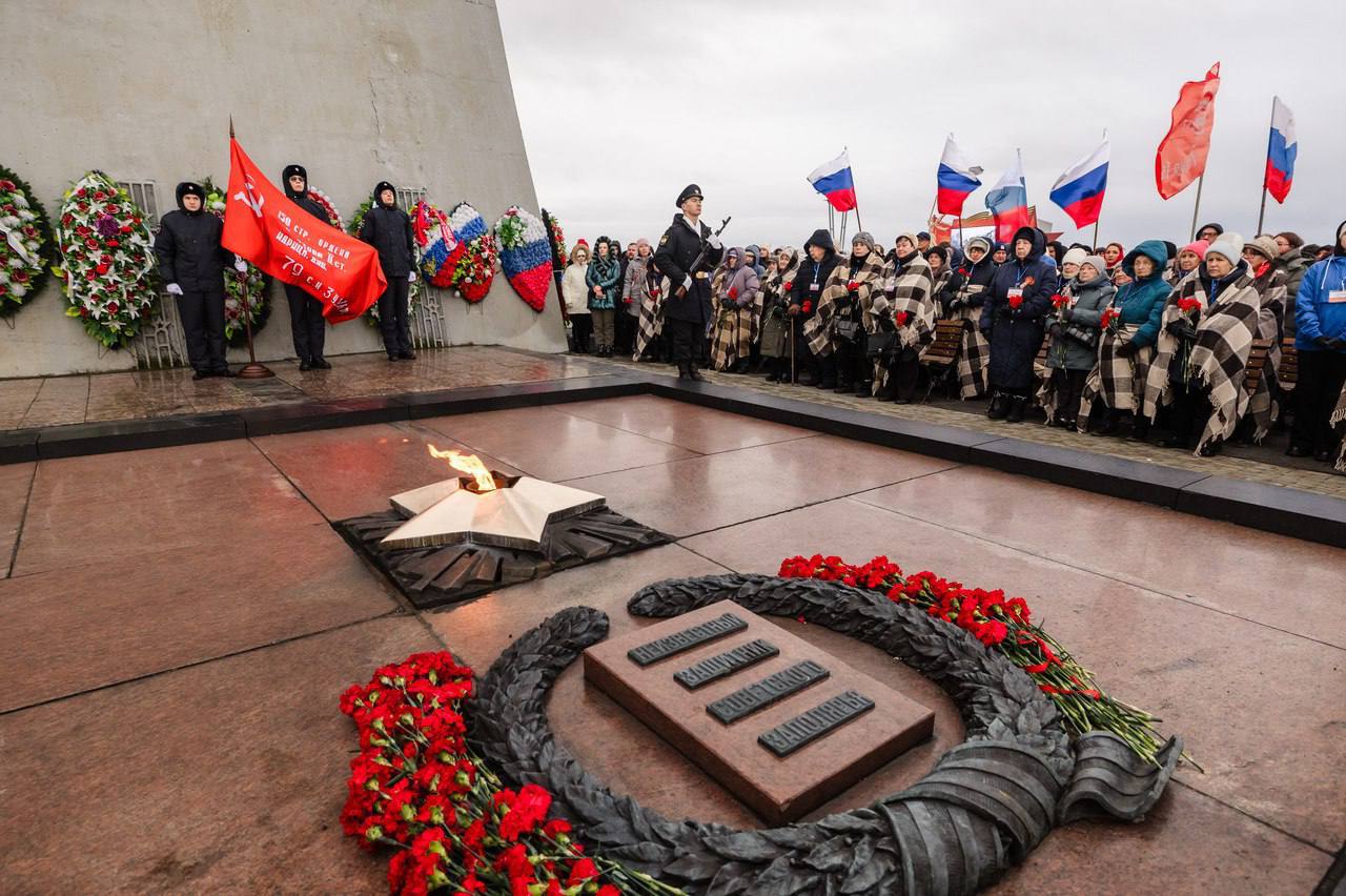 У мурманского «Алеши» состоялся торжественный митинг в честь 81-летия разгрома фашистов в Заполярье