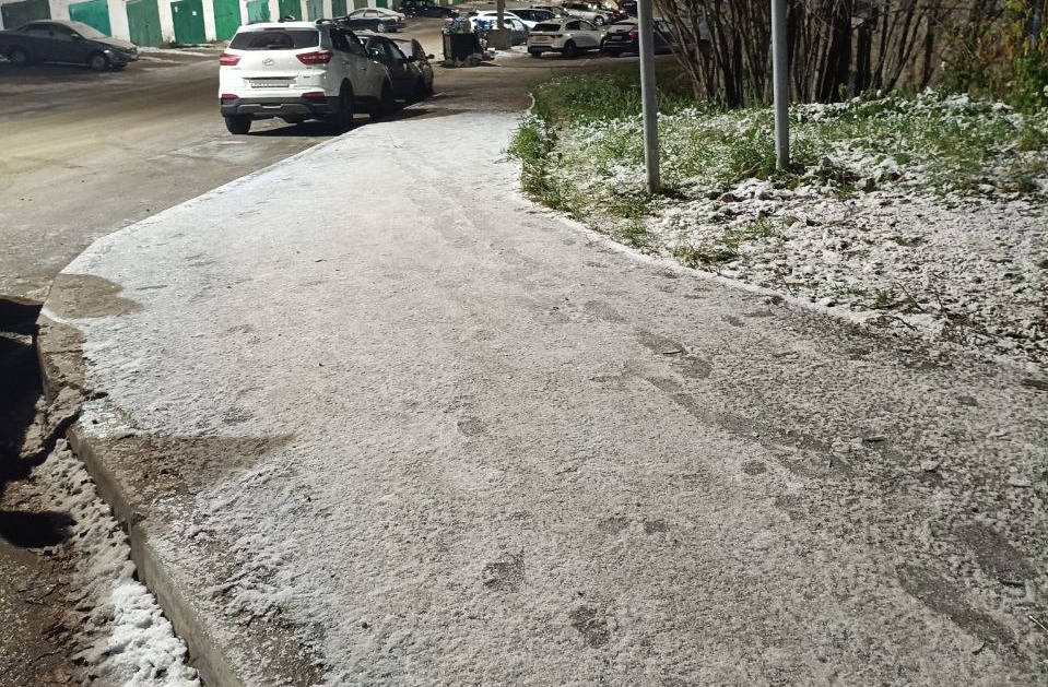 «Люди едут с горы и падают»: мурманчане просят установить ограждение на тротуаре «с опасным наклоном»