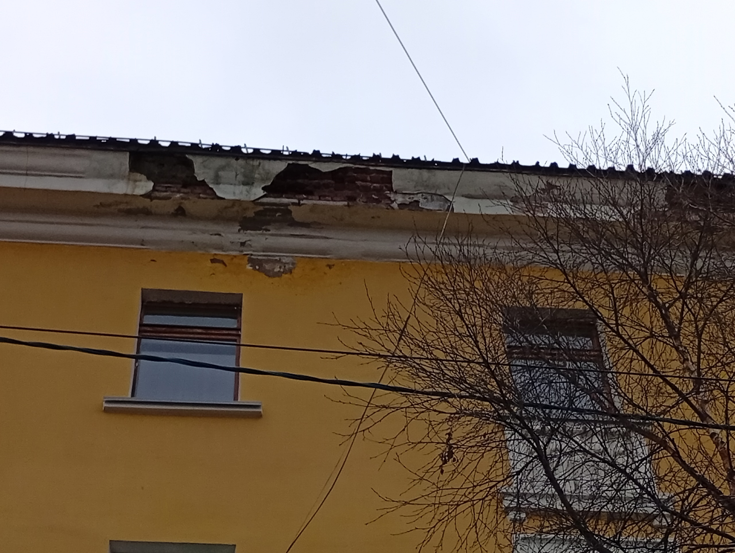 «Падают куски кирпичей и краски»: мурманчане рассказали о рассыпающемся после недавнего капремонта доме
