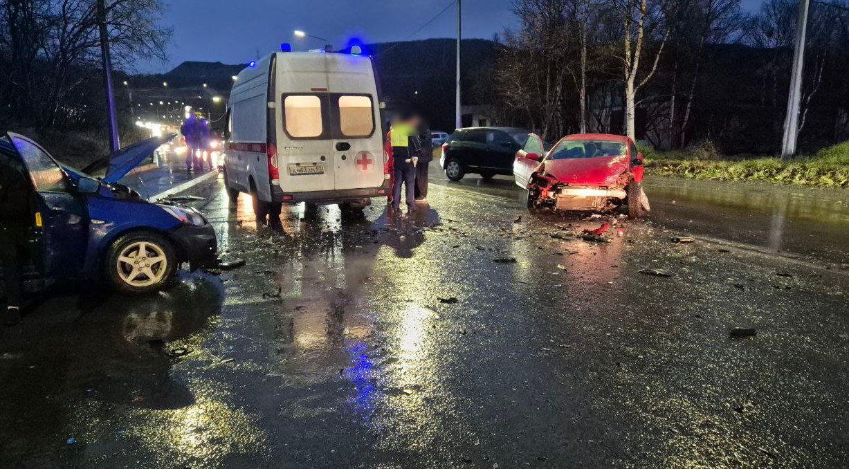 В Мурманске массовое ДТП спровоцировало большую пробку — 3 пострадавших в больнице