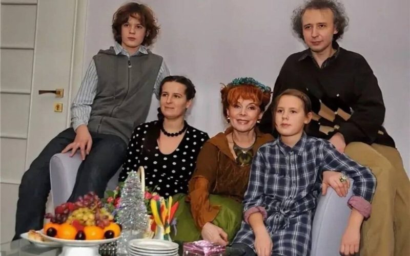 Оставьте её в покое: Леонид Каневский — о Кларе Новиковой, которая не сошла с ума, не уехала на Украину и не лежит в доме престарелых — тогда где она
