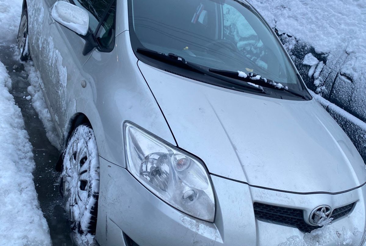 В Мурманске после коммунальной аварии машина вмерзла в лед — автоледи в отчаянии
