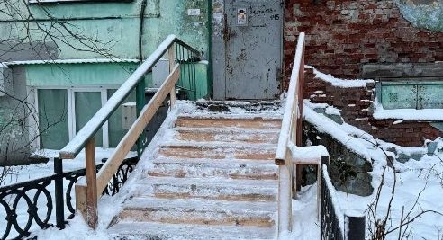 Общественники добились строительства нового крыльца возле подъезда дома в Мурманске