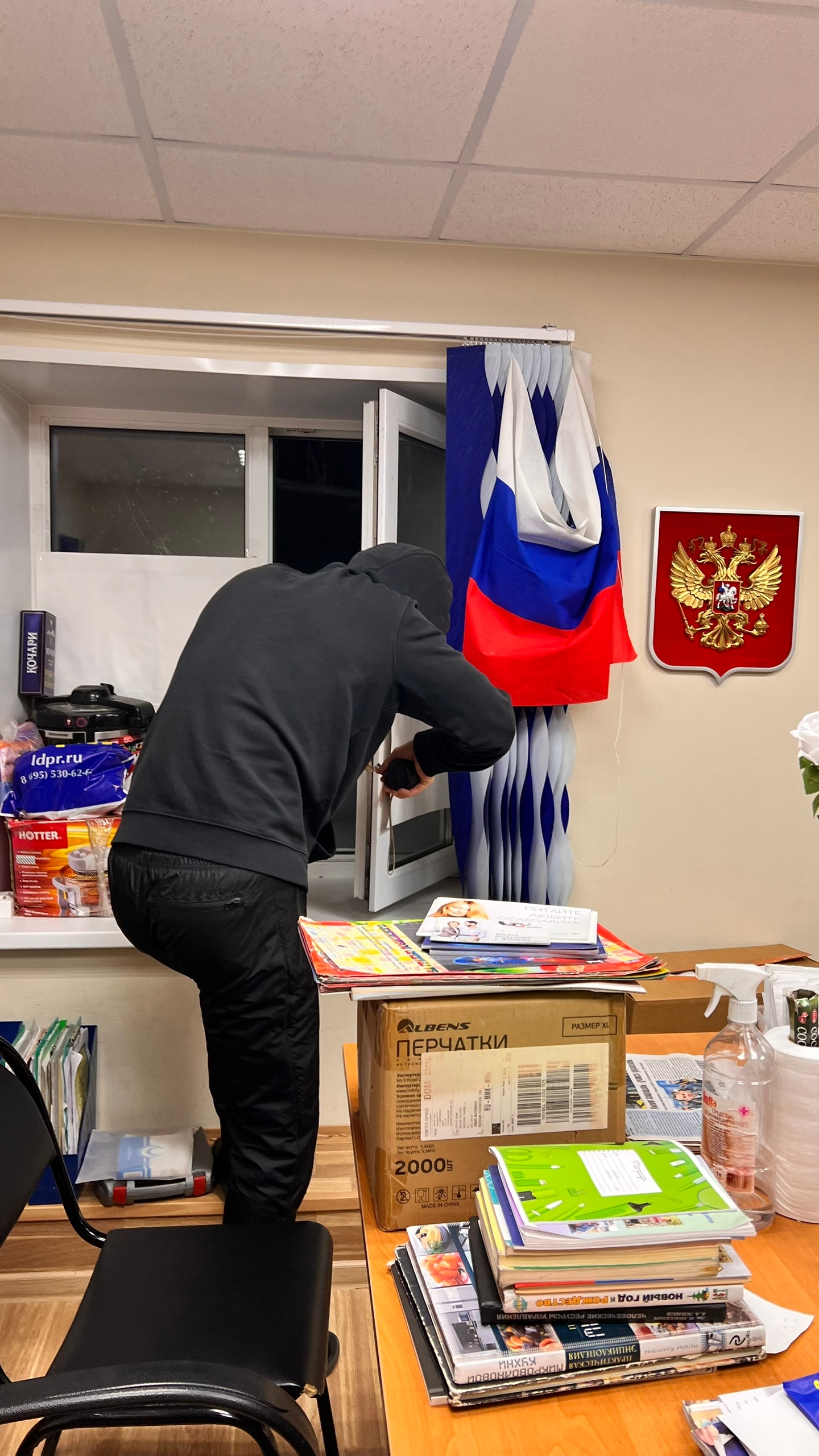 Дружинники починили разбитое вандалами окно в семейном центре Мурманска
