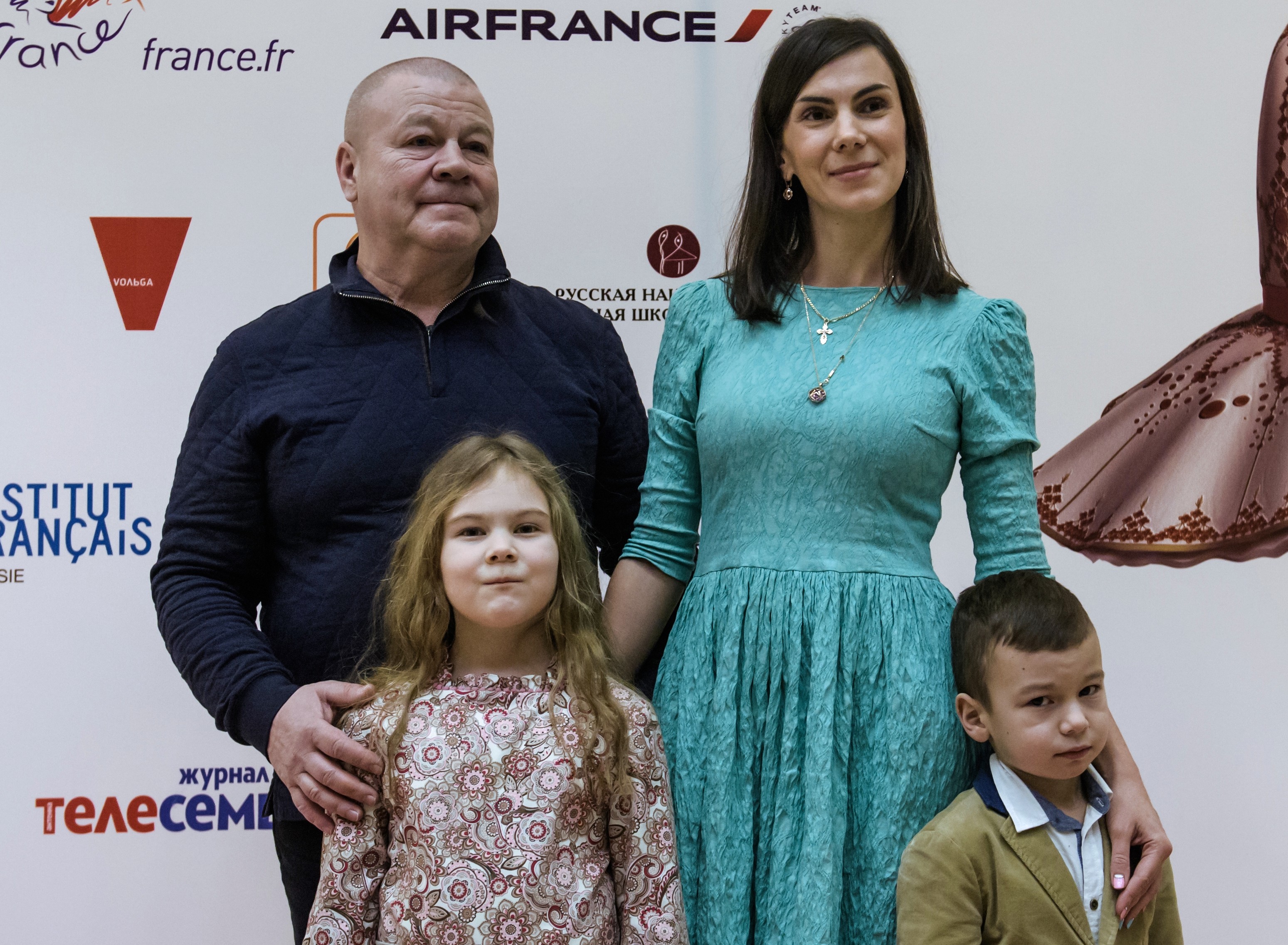 Неприличное счастье: звезды, выбравшие себе в жены кого помоложе — посмотрим на счастливых и припомним разведённых
