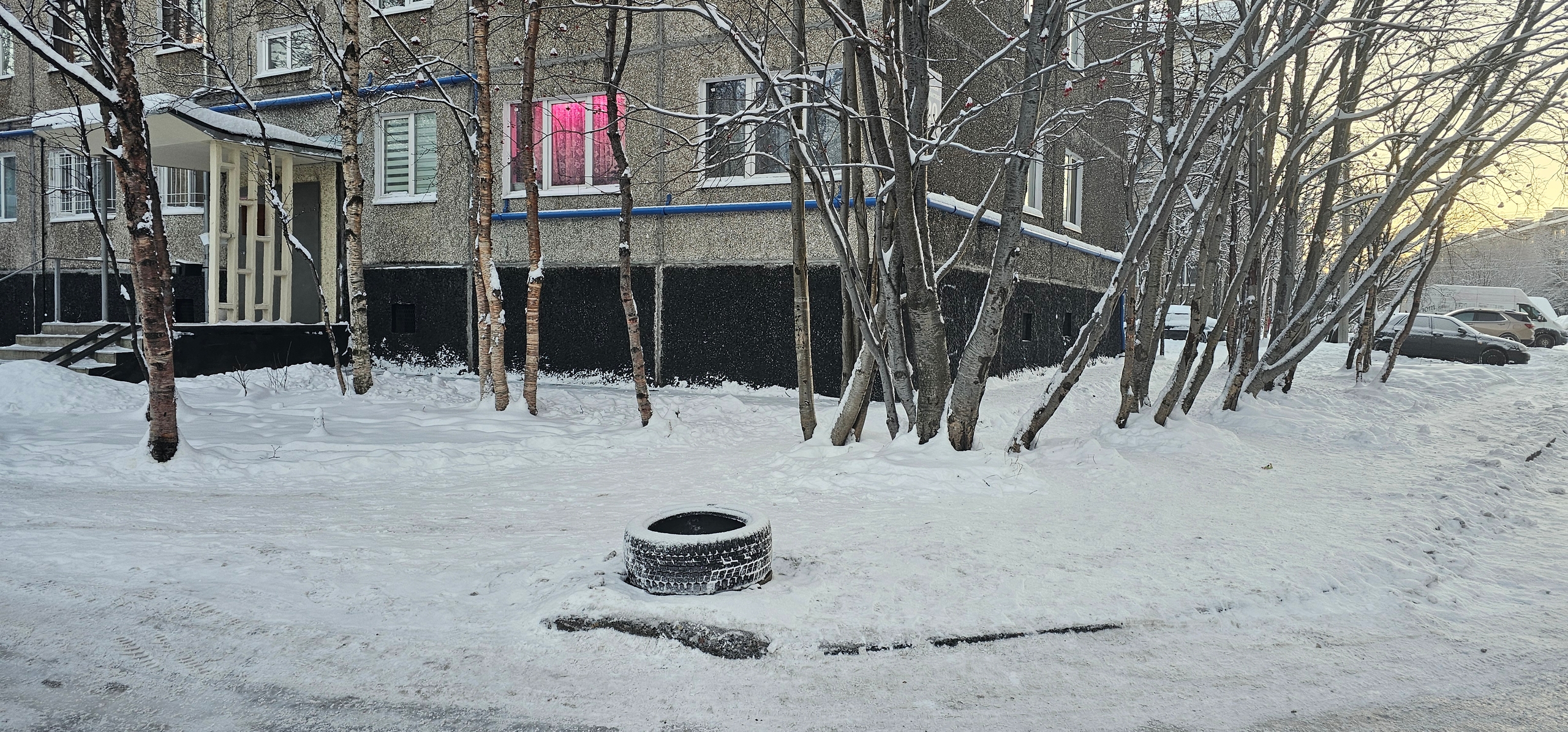 Вместо крышки — покрышка: в Мурманске канализационный люк по дороге к школе «закрыли» колесом