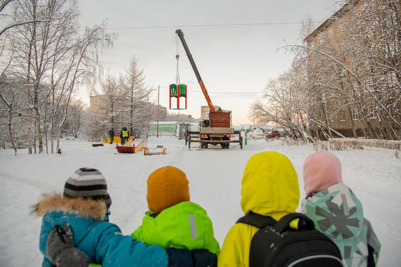 В Мурманске началась установка 11 горок — известно, в каких скверах