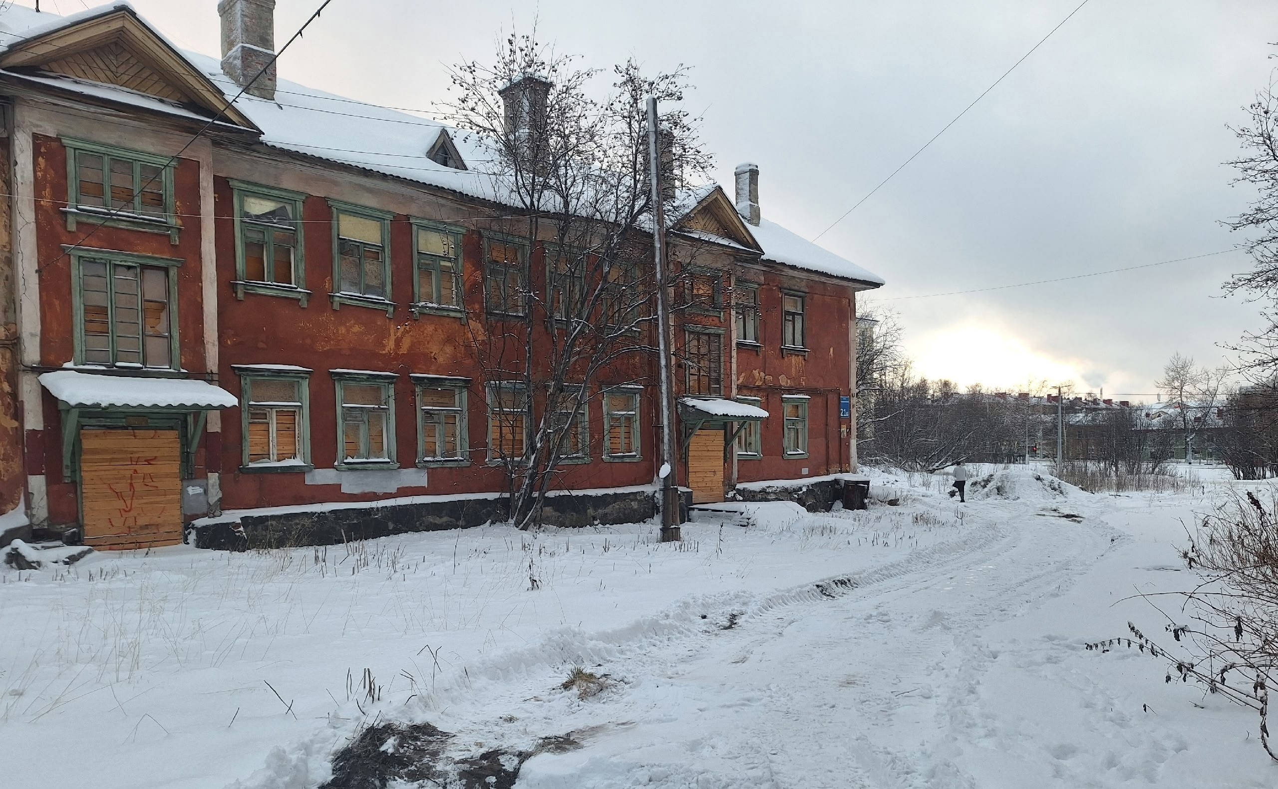 «Деревяшку» напротив школы по ул. Челюскинцев в Мурманске планируют снести до конца декабря