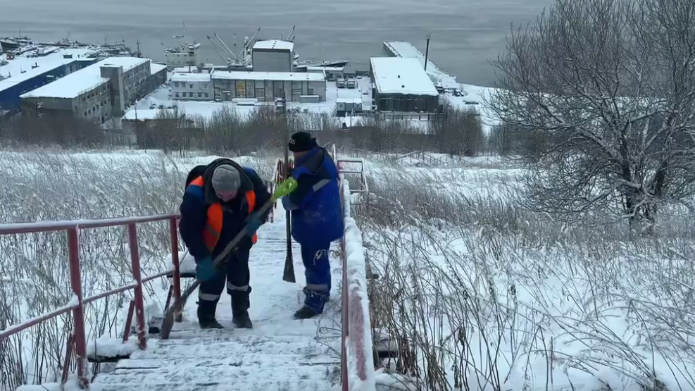 В Мурманске самую длинную лестницу из 429 ступеней чистят от снега 2-3 дня