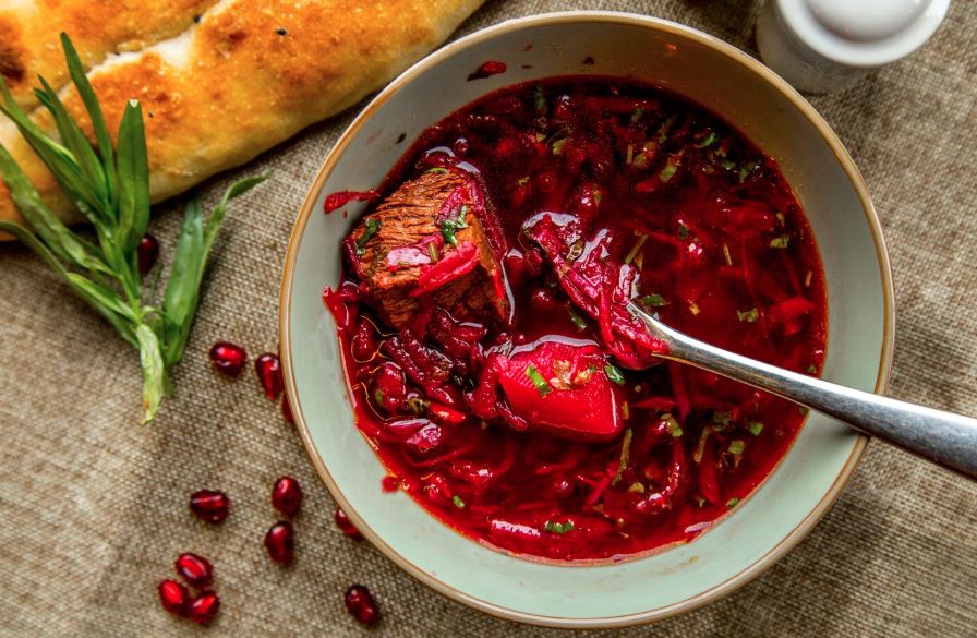 Борщ бывает красный и почти фиолетовый — но все равно вкуснее на второй день: секреты идеального блюда