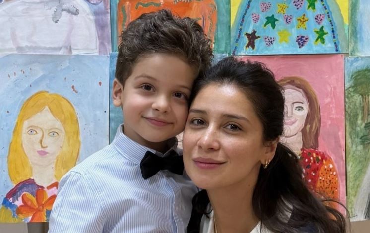 5-летний Сын Равшаны Курковой блеснул: на утреннике юный джентльмен прочёл стихотворение — конечно, о маме