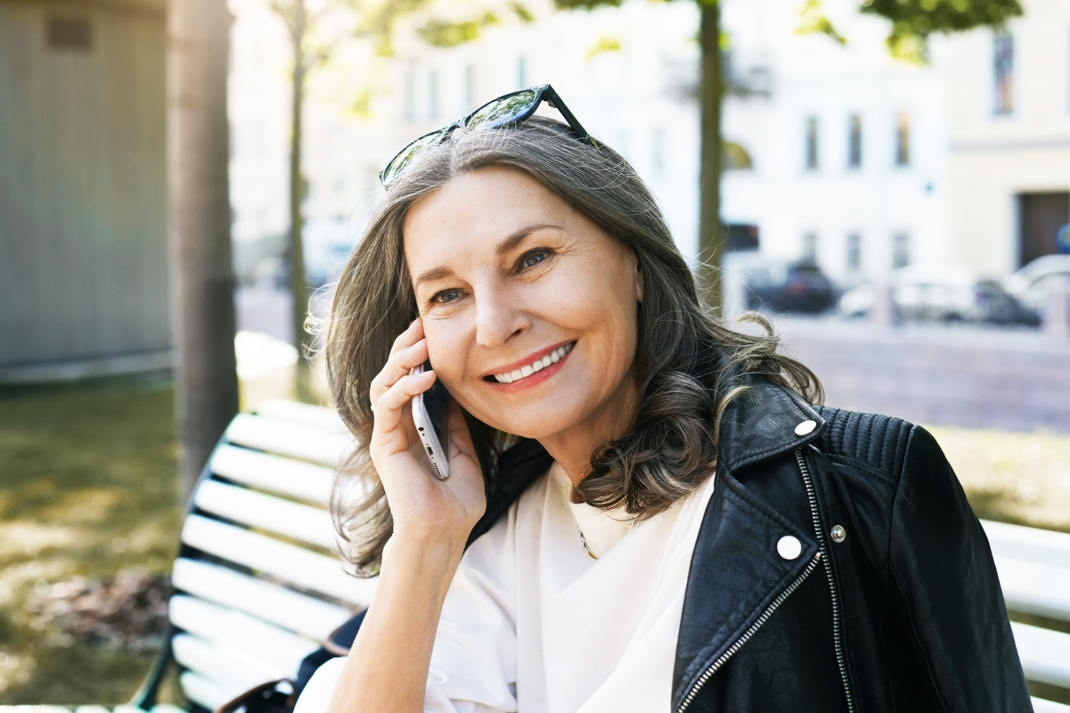 Советы стилистов для дам 60+, которые вызывают только споры: запрет на спортивные костюмы и свитера с горлом — что же тогда остаётся