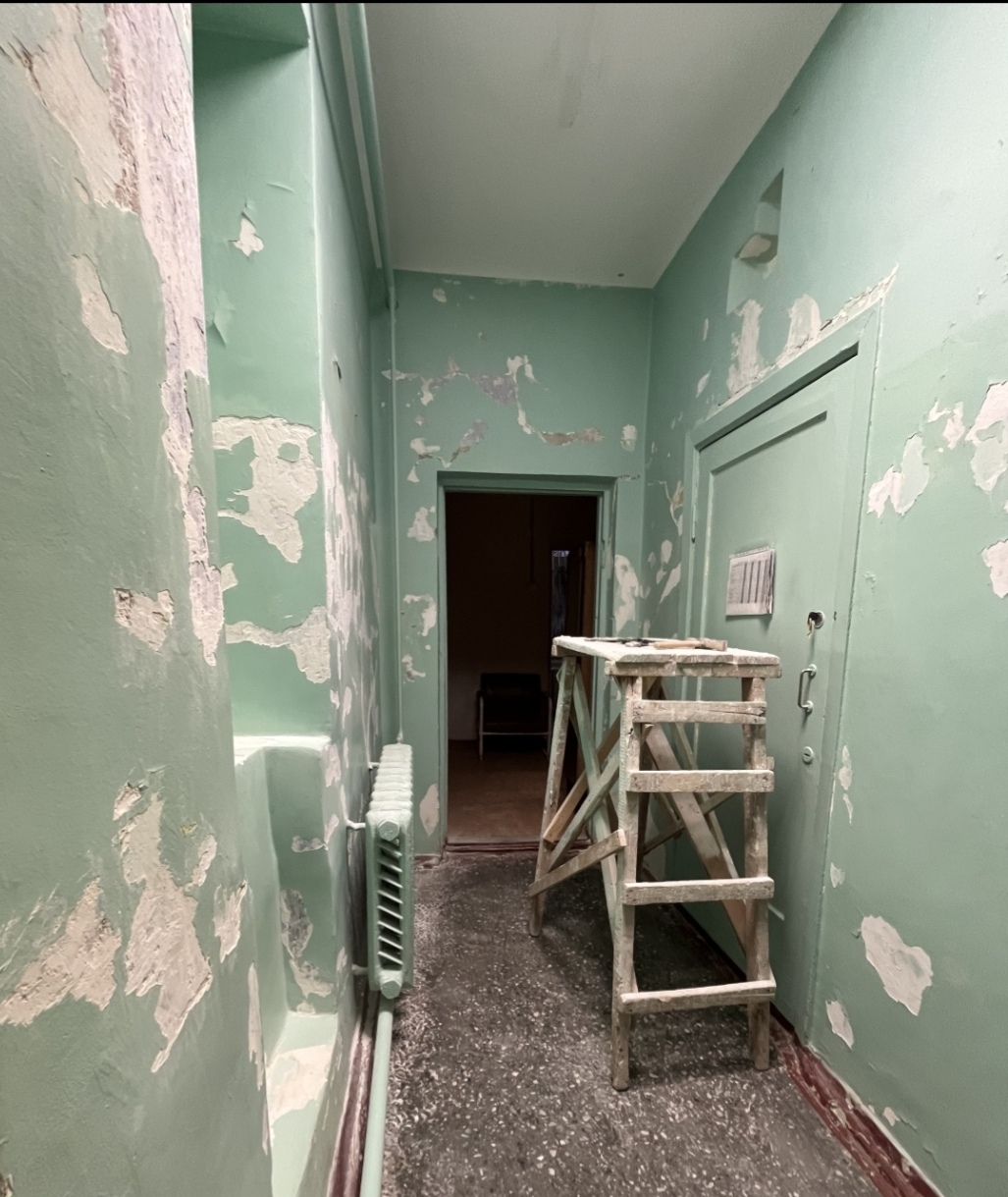В Оленегорске маляр упала с подмостей — тяжелая травма стала поводом проверки