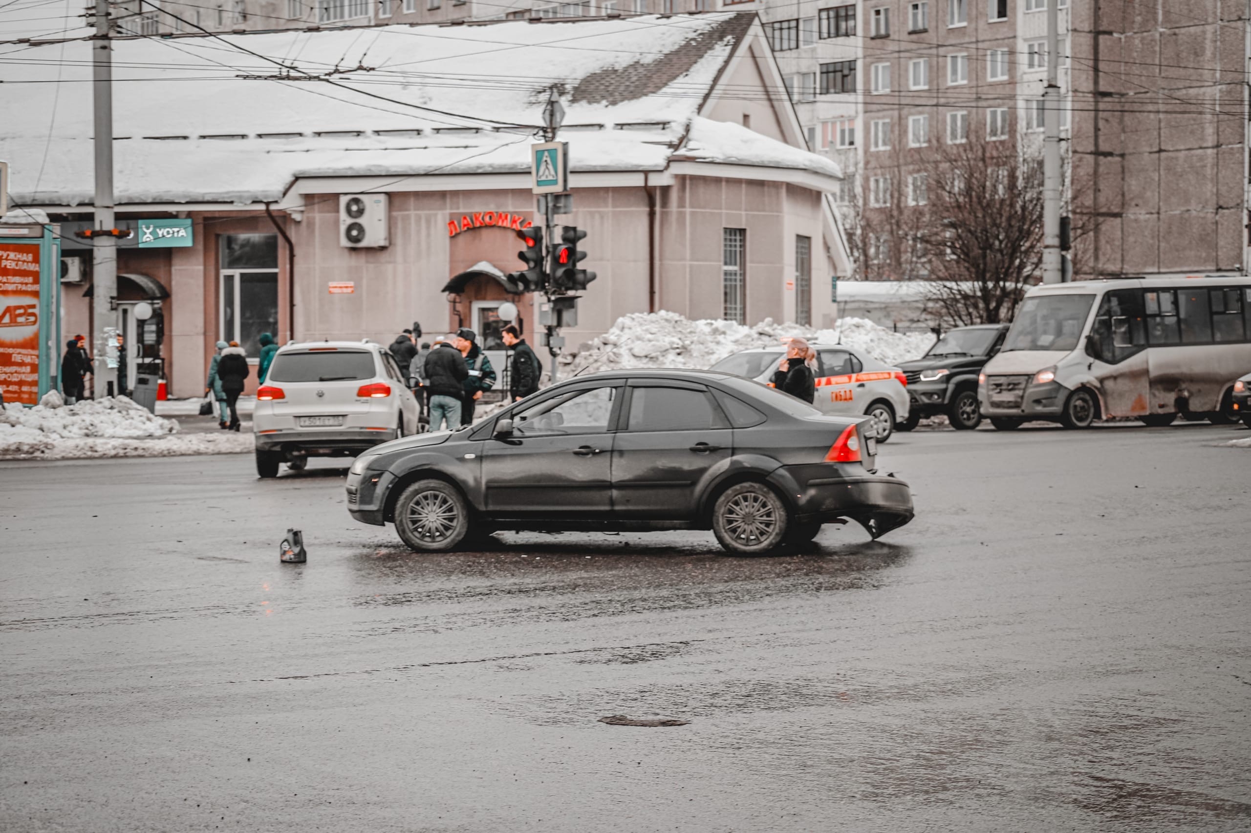 В Мурманской области в зимних ДТП винят «черный лед» — эксперты назвали метод сделать его безопасным