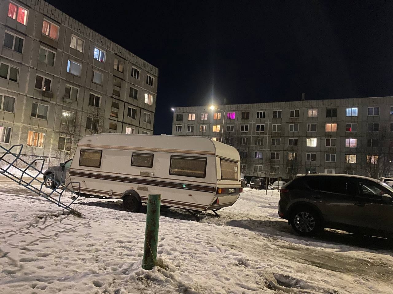 «Не забирайте праздник у целого двора»: в Мурманске место елки занял автодом — хозяина ищут