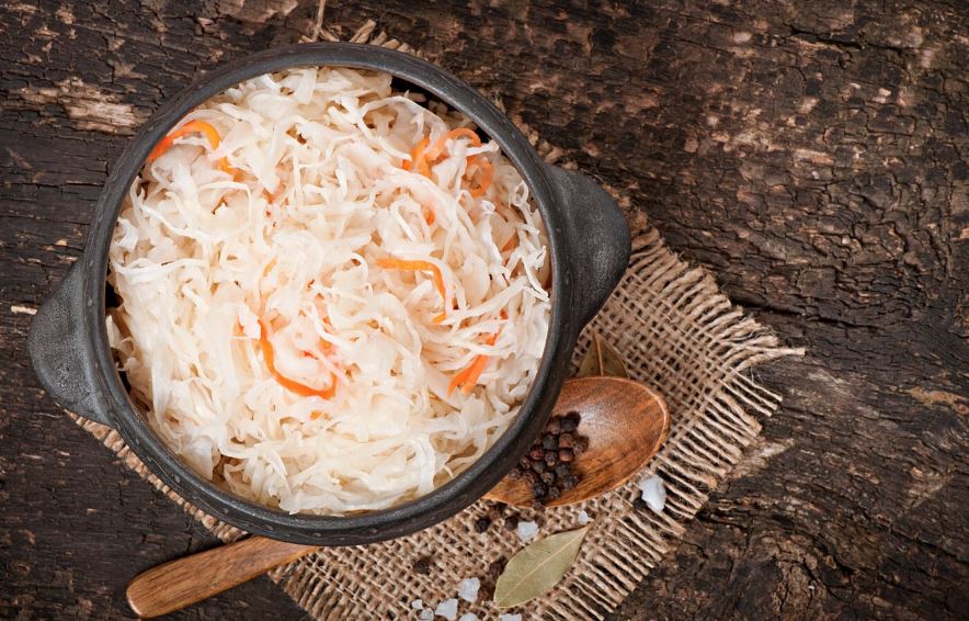 Квашеную капусту придумали китайцы, а они фигни не посоветуют — как вас может спасти это простое блюдо