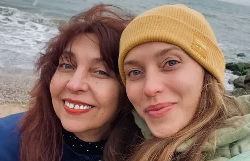 Ходят слухи: мать Регины Тодоренко боится приехать из Одессы помочь дочери с 3 детьми — родня угрожает не пустить её обратно