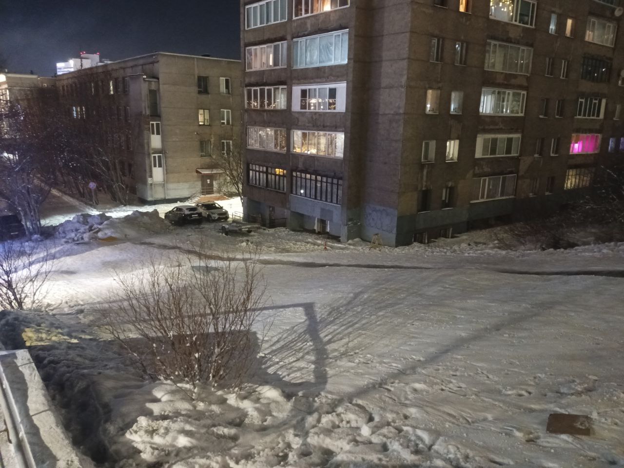 Дети выезжают прямо на дорогу: в Мурманске вновь раскатали опасную народную горку на ул. Воровского