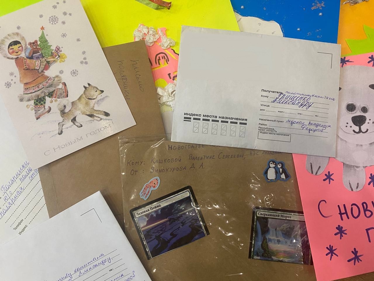 В Мурманске «Письмо полярнику» можно отправить через специальный почтовый ящик — он на здании Гидрометцентра