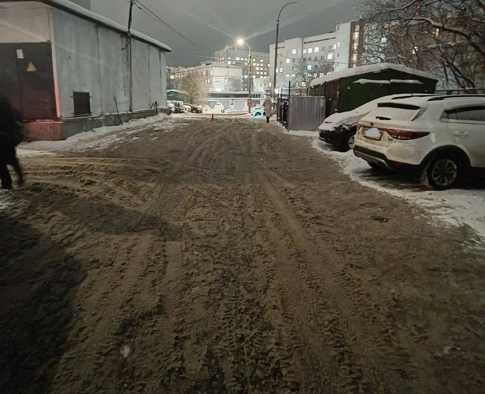 Поскользнулась и попала под колесо УАЗа: пенсионерка пострадала во дворе жилого дома в Мурманске