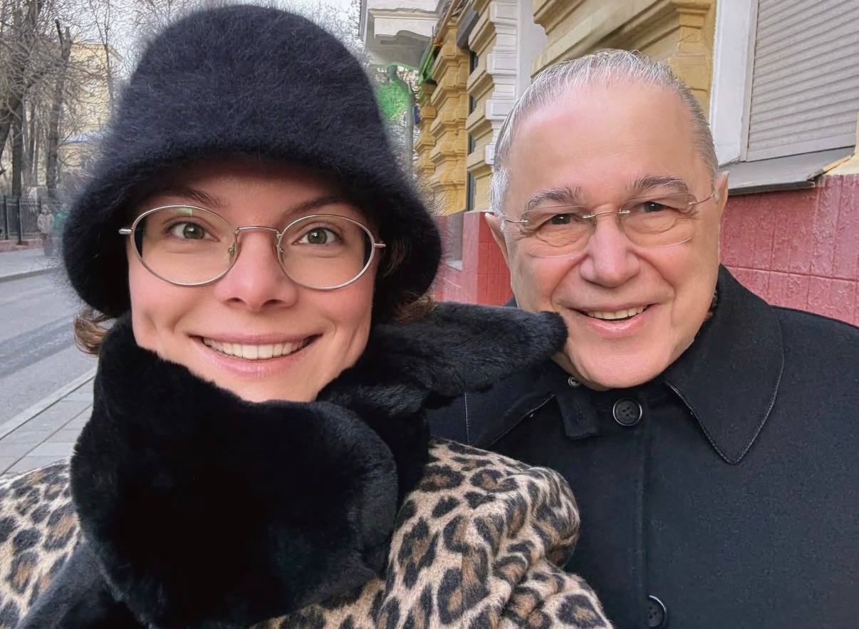 Семейный выход в розовом: Брухунова показала детей на ретро-ёлке — и собрала кучу комплиментов