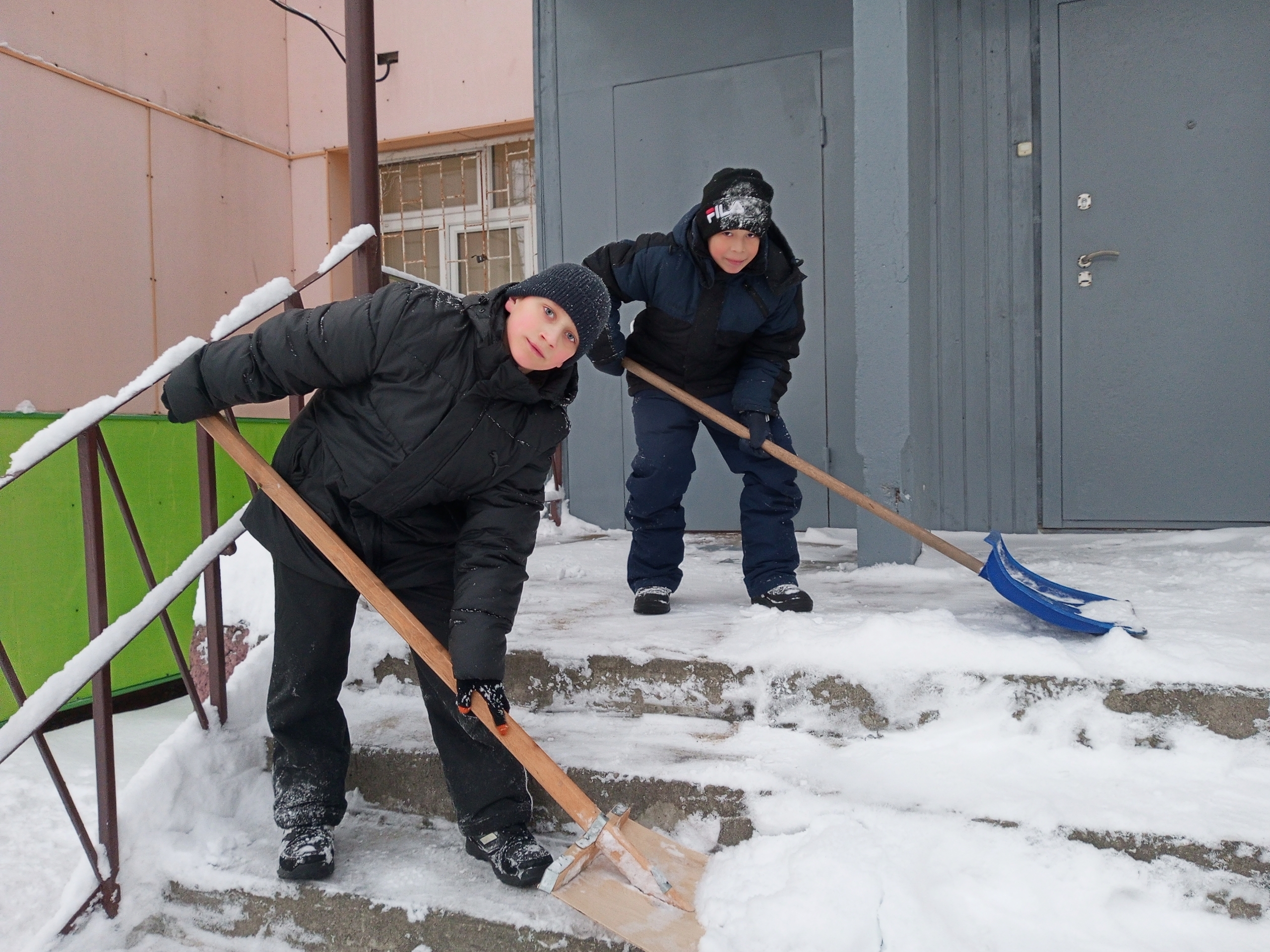 «Наши мальчишки – настоящие помощники!»: в Мурманске энергию школьников направили на уборку снега