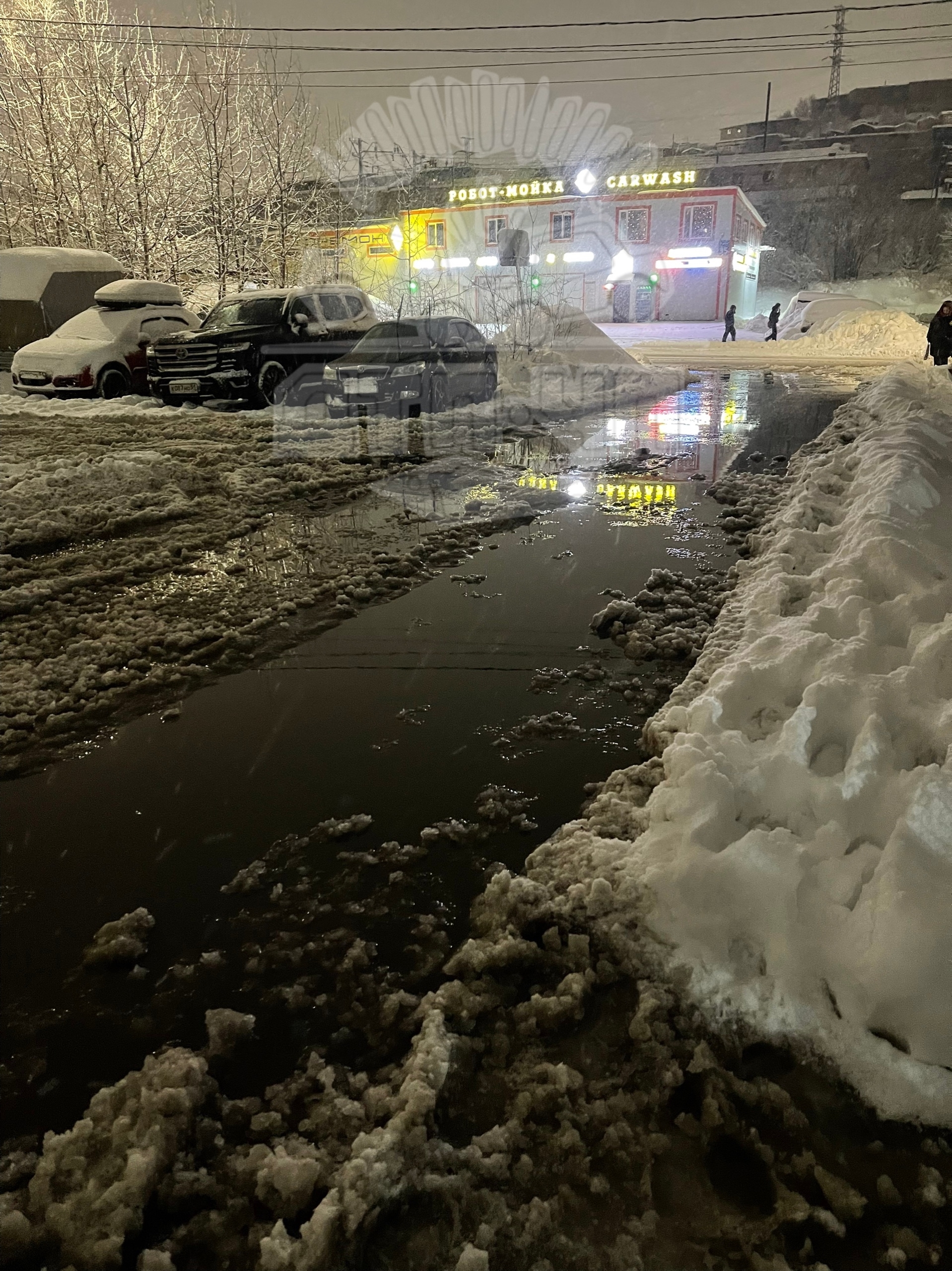 В Мурманске улицу Подгорную затопило зловонной водой — к колледжу и детсаду не пройти