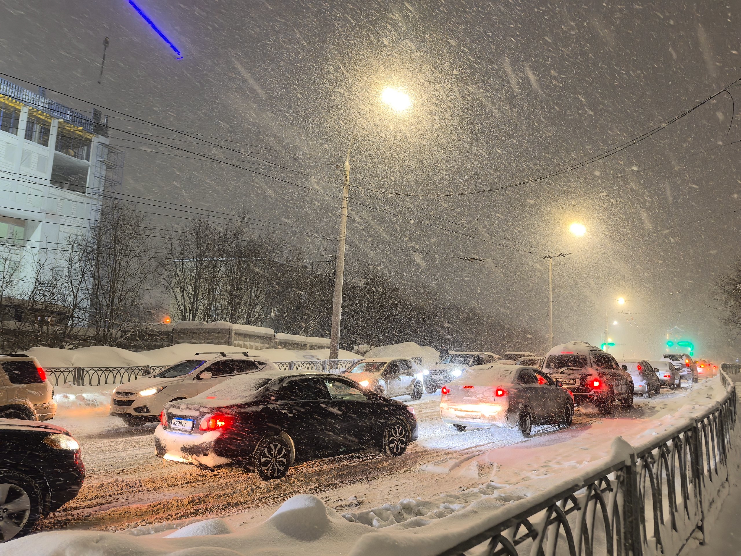 Град вперемешку с мокрым снегом, гололедица и +3°: в Мурманске осложнилась дорожная обстановка