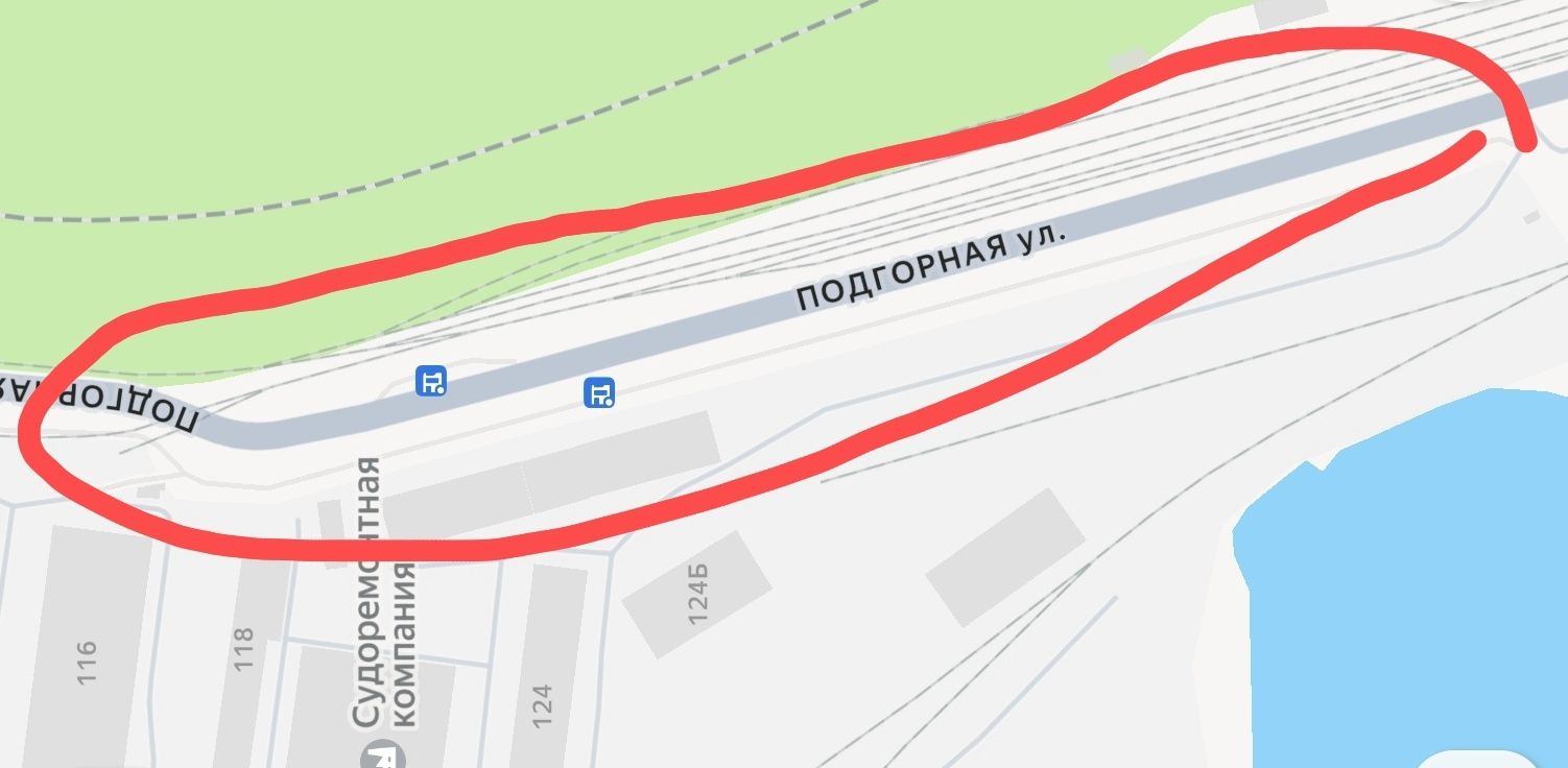 «Туда уже и на кроссовере не заехать»: в Мурманске на ул. Подгорной стали сугробами парковочные карманы