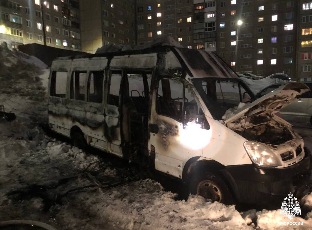 В Мурманске огонь с полыхающего микроавтобуса перекинулся на соседнее авто
