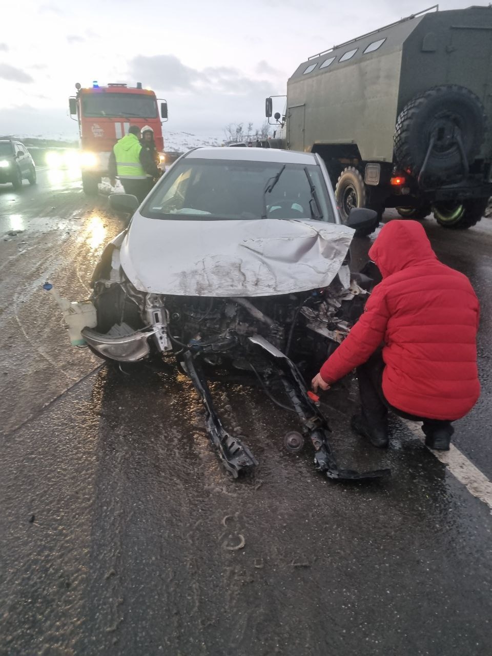 В районе старого КПП на дороге между Мурманском и Североморском легковушка врезалась в бок внедорожнику