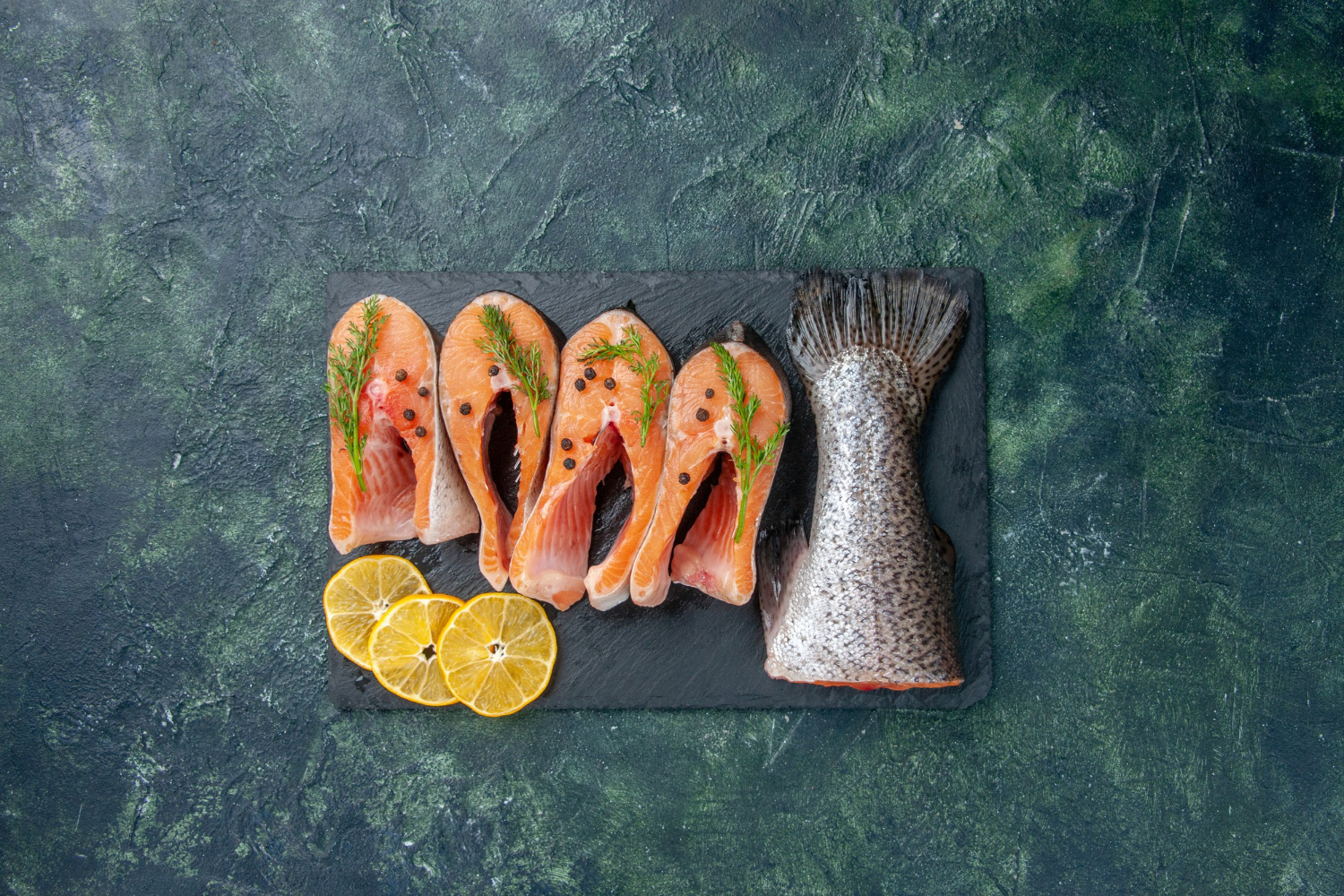 Безотходный праздник: запекаем рыбку на горячее — а из остатков делаем домашнее заливное