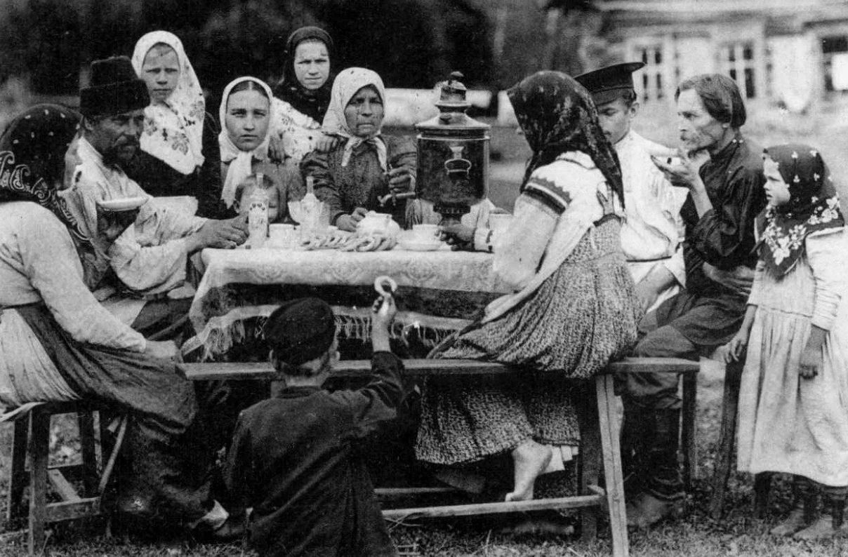 Пили даже бедные: история чаепития в России — босые, да с самоваром
