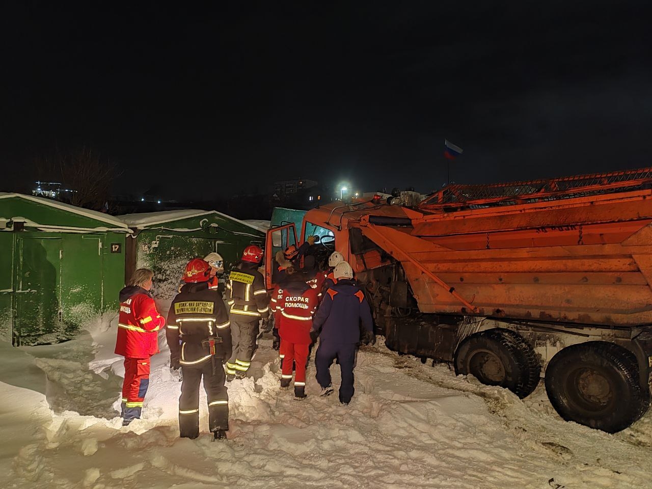 Возле Кольского моста в Мурманске грейдер съехал в канаву и врезался в гаражи — водитель погиб