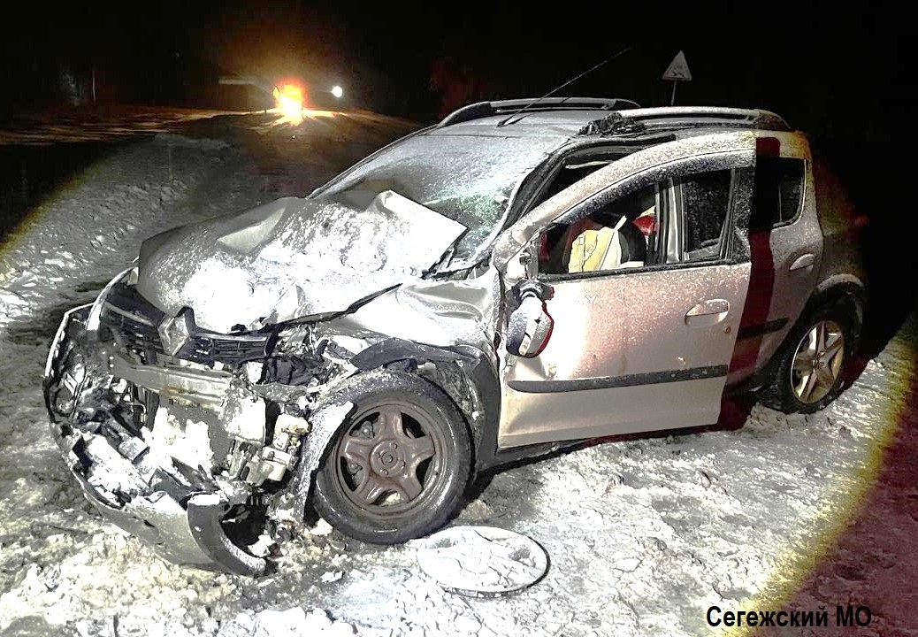 В Сегеже мурманский водитель пытался избежать лобовой аварии и врезался в стоящую фуру