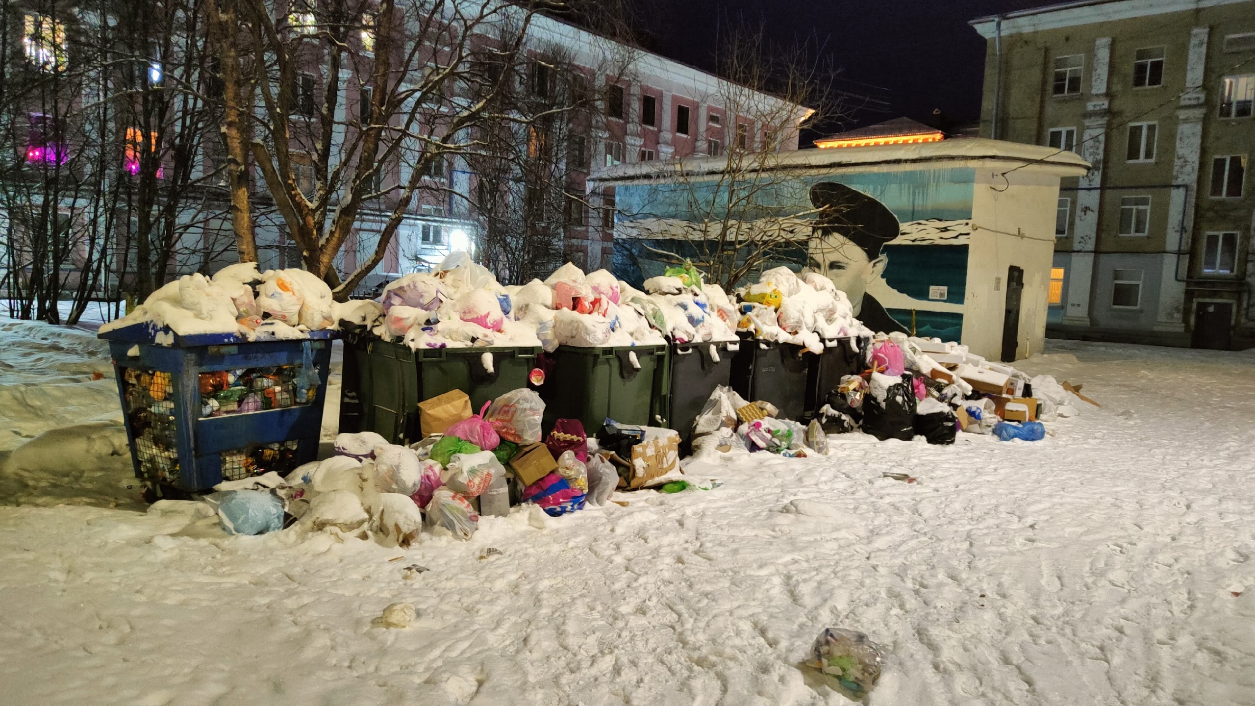 А рядом изображение пионера-героя Саши Ковалева: двор в центре Мурманска «украшают» горы мусора