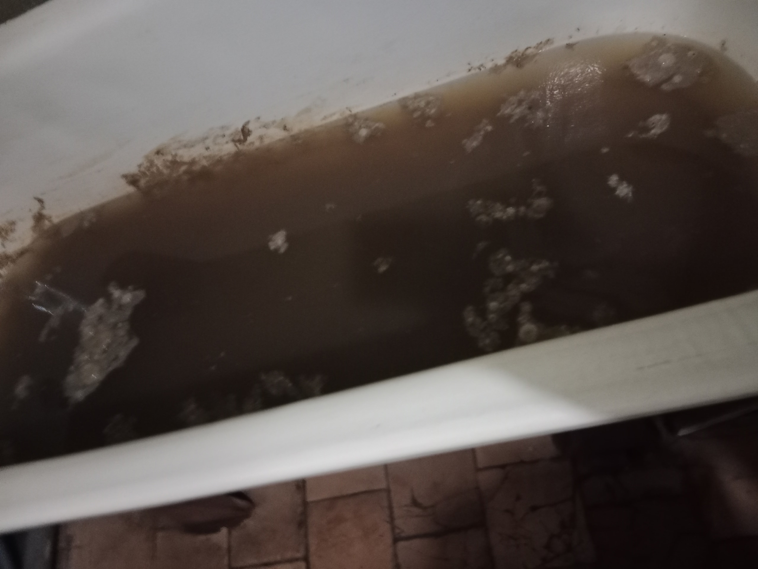 «Круглосуточно выносим воду из ванн и унитазов ведрами» — жители мурманской Росты о коммунальной аварии