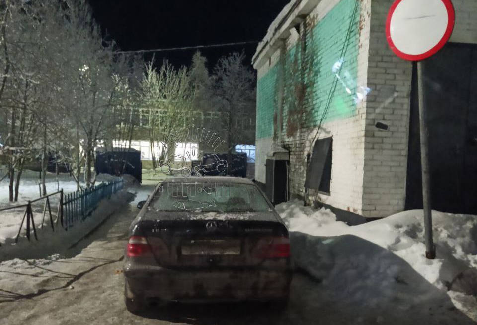 В Мурманске легковушка перекрыла подъезд к школе — водителя ждёт штраф