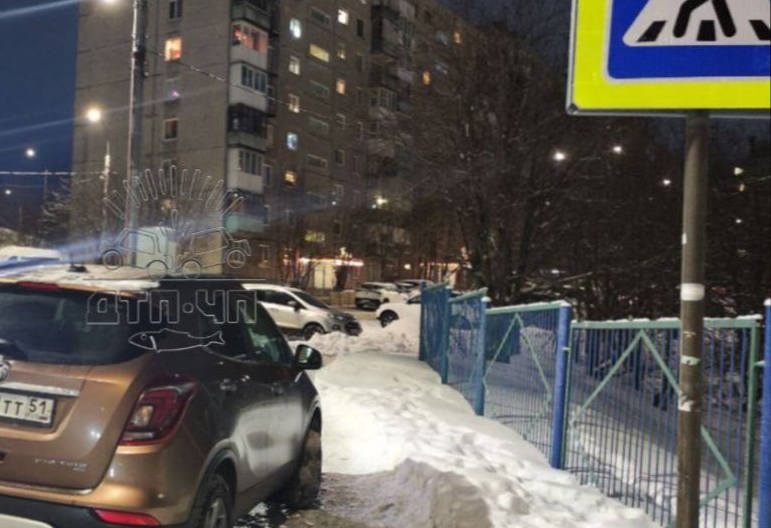 В Мурманске водитель бросил иномарку на пешеходном переходе — фото улетело в соцсеть и ГАИ