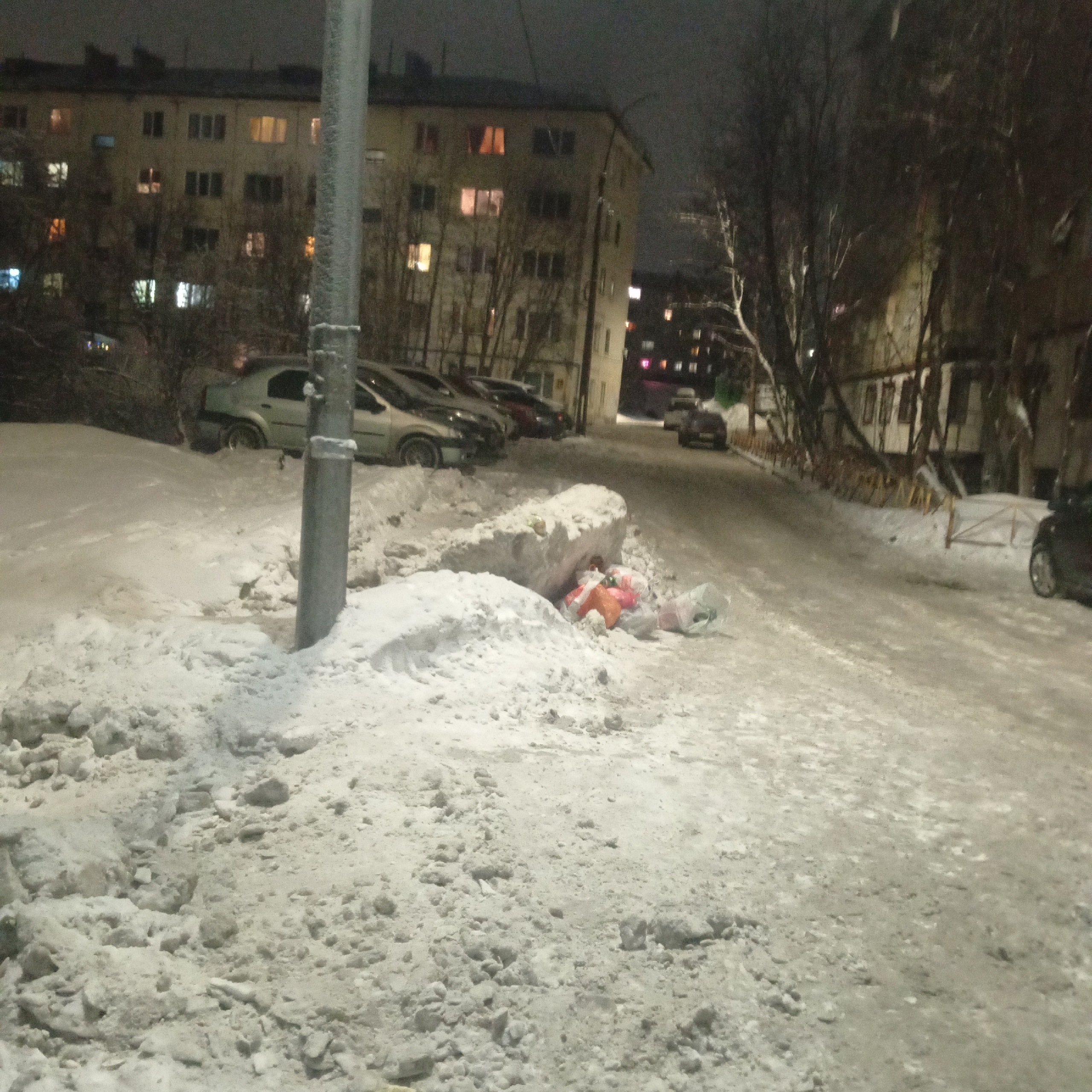 В мурманском дворе исчезли мусорные баки — мешки с отходами жильцы складывают на снег
