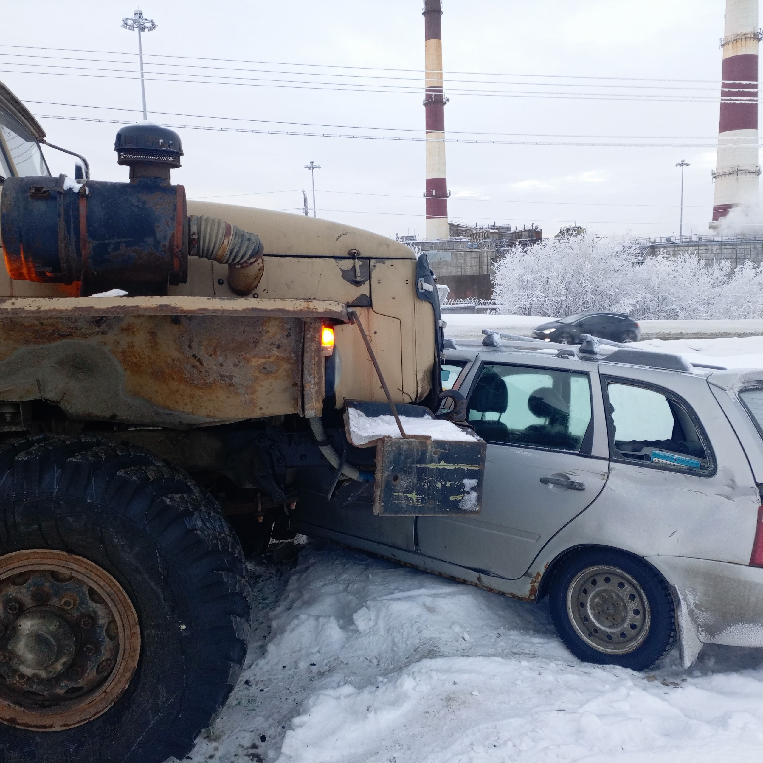 В Мурманске на заправке автоцистерна без водителя «впечаталась» в легковушку