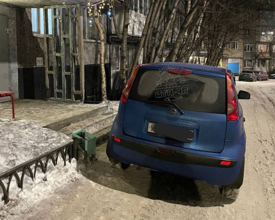 В Мурманске машиной водитель перекрыл вход в подъезд и «прославился» на весь город