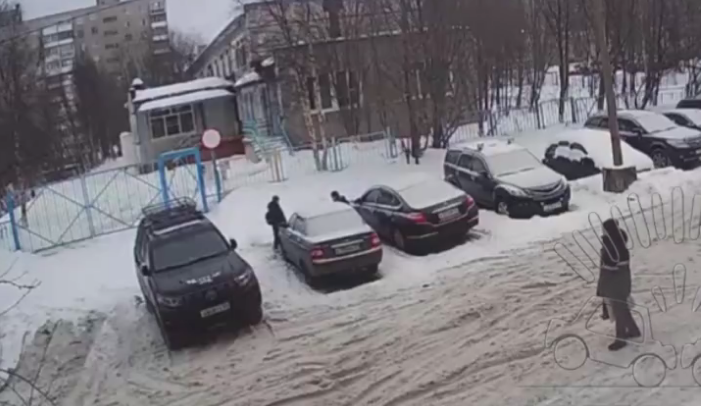 В Мурманске школьники ради баловства выдрали дворники у двух автомобилей — соцсети