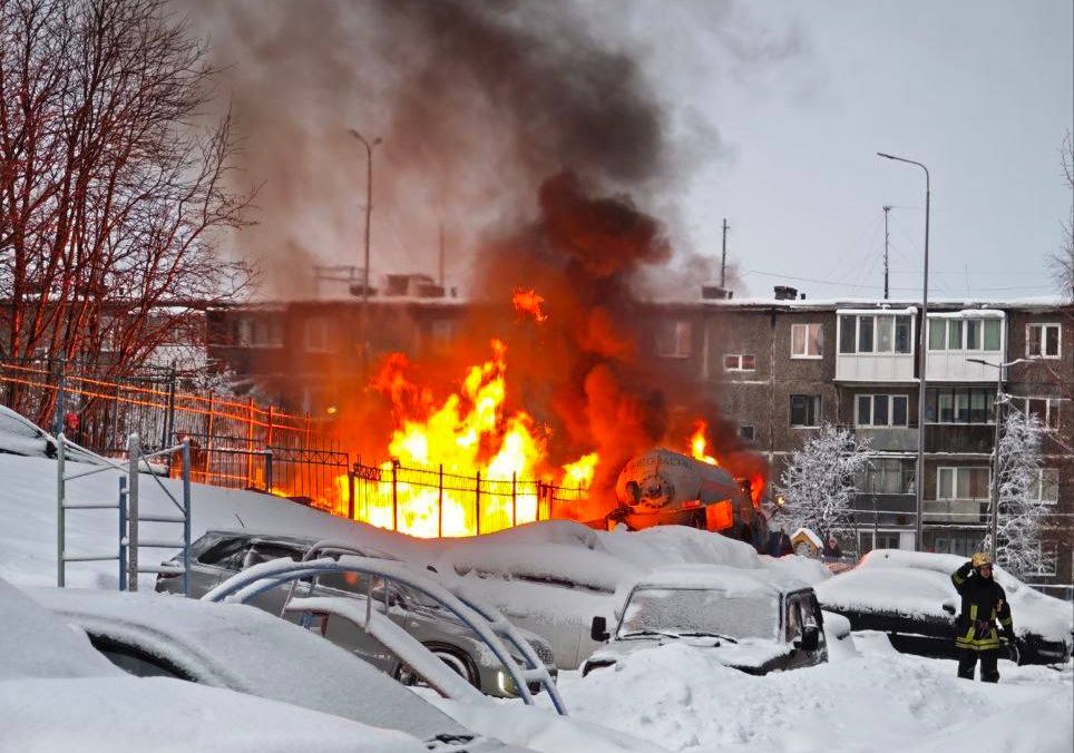 Во дворе Мурманска полыхает газовый коллектор — жильцов домов эвакуируют