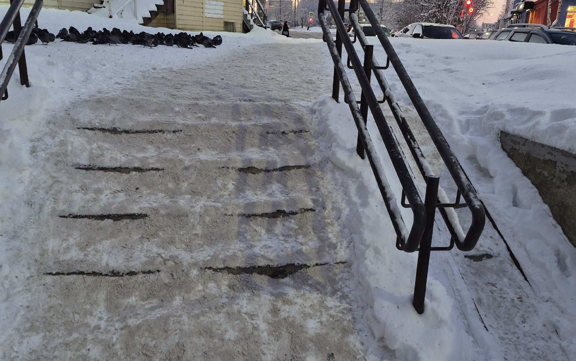 «По ней можно ноги переломать»: в Мурманске на пр. Кольском лестница стала горкой — ступени не чистят 2 недели