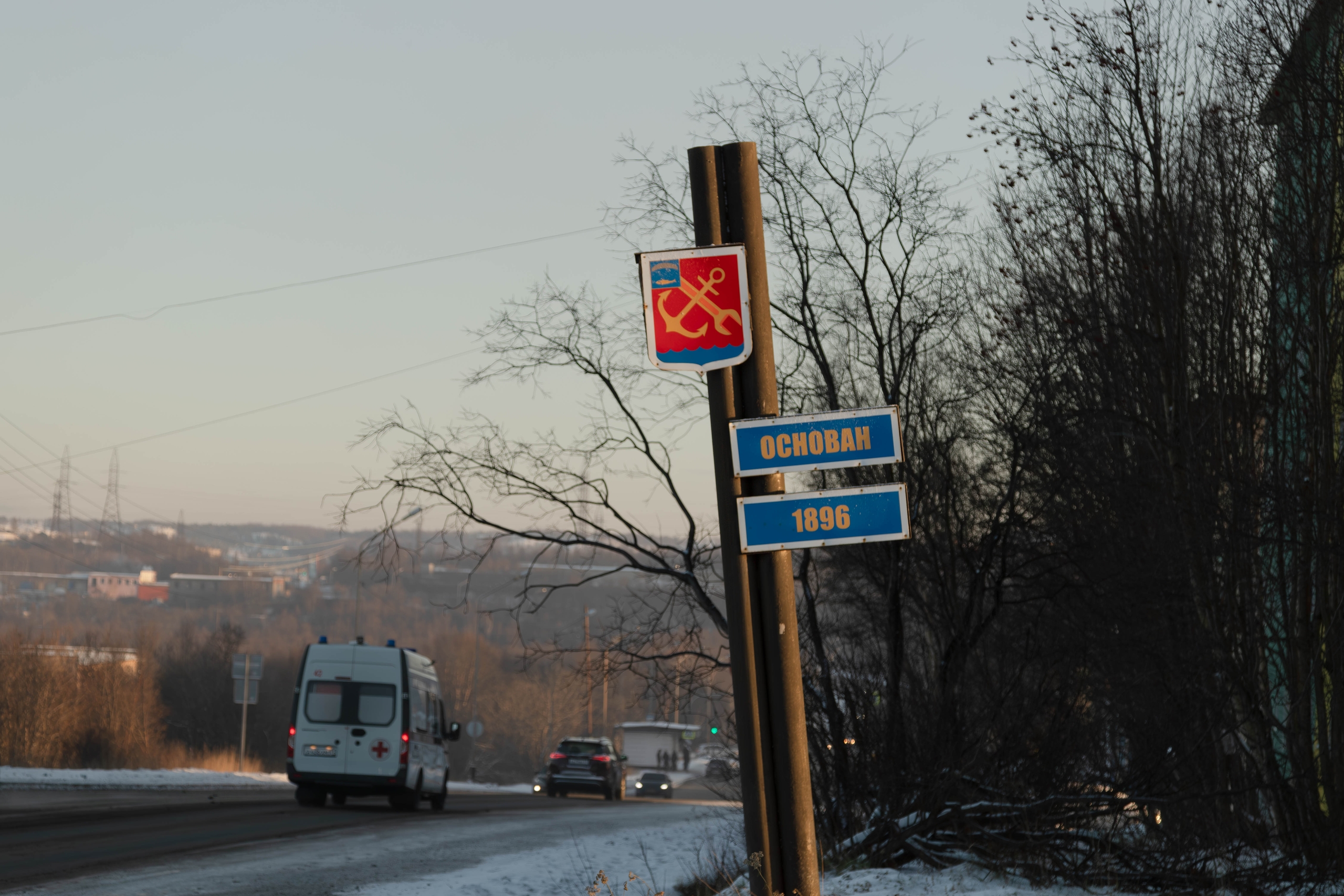«Гоняют вдоль остановки по тротуарам»: в мурманском Рослякове молодежь на мотоциклах пугает прохожих