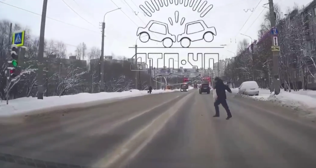 В Мурманске водитель чудом не сбил пешехода — мужчина выскочил под колеса машины