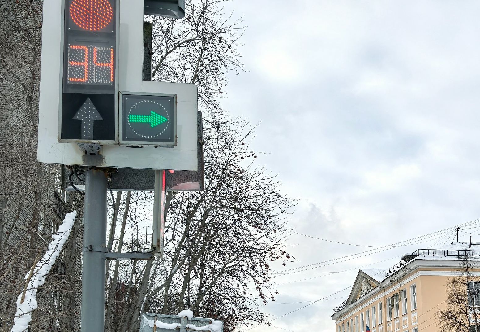 В Мурманске движение на перекрестке Героев-Североморцев — Хлобыстова «разгрузят» новые стрелки на светофорах