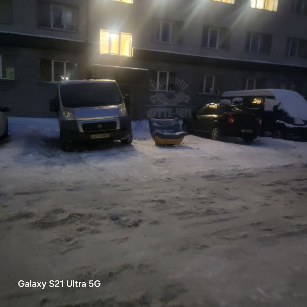 В Мурманске шутники «припарковали» кресло во дворе, в Коле водитель бросил микроавтобус на «зебре»