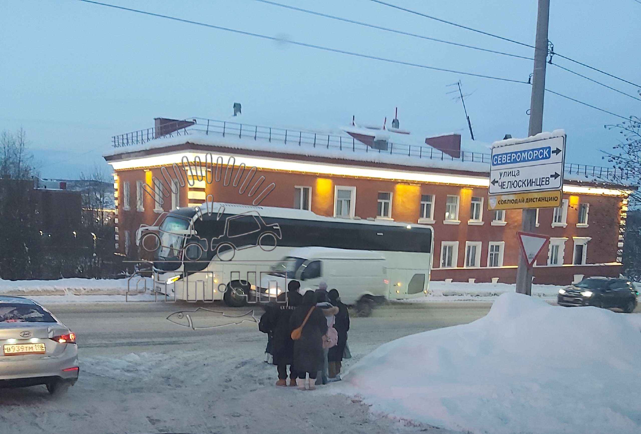 «Встали посреди дороги и смотрят в навигатор»: мурманские водители в ярости от туристов-нарушителей